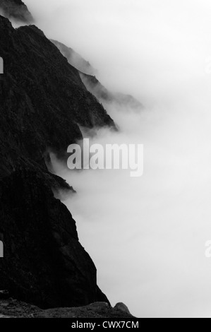 Une mer de nuages au-dessous d'une montagne en Suisse Banque D'Images