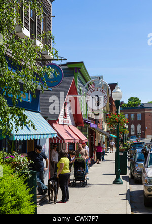 Boutiques et restaurants sur la rue Main à Camden, Comté de Knox, Maine, USA Banque D'Images