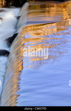 Réflexions de l'arbre dans le ruisseau Junction à mesure qu'elle s'écoule plus de barrage, le Grand Sudbury, Ontario, Canada Banque D'Images