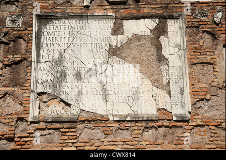 Rome, Italie - Détail d'une vieille pierre tombale romaine sur la Voie Appienne (Via Appia). Banque D'Images