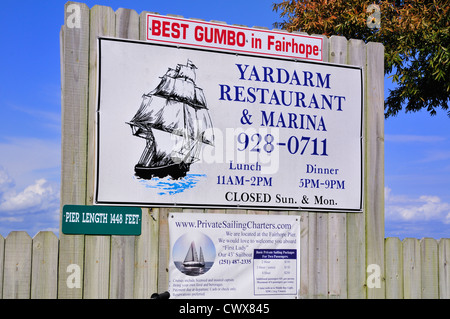 Panneau annonçant la vergue et Restaurant Marina dans la région de Fairhope Alabama pier Banque D'Images