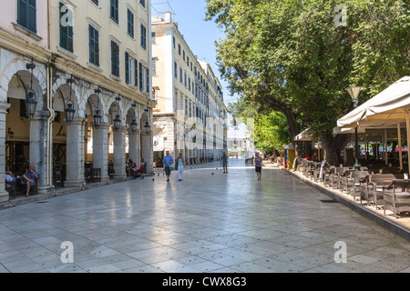 Les touristes à pied dans la rue Liston, la ville de Corfou, Corfou, îles Ioniennes, Grèce. Banque D'Images