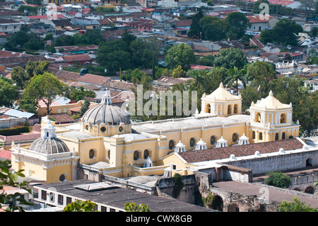 Vue aérienne paysage urbain, toits de Antigua, Guatemala, à partir de la croix sur la colline du parc, site du patrimoine mondial de l'UNESCO, l'Amérique centrale. Banque D'Images