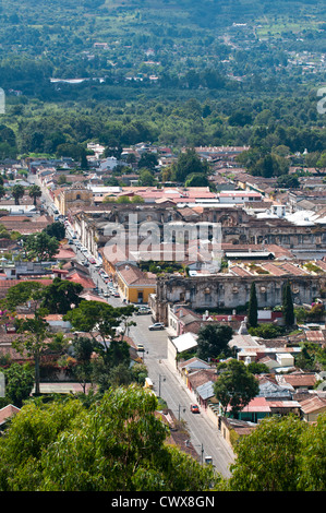 Vue aérienne paysage urbain, toits de Antigua, Guatemala, à partir de la croix sur la colline du parc, site du patrimoine mondial de l'UNESCO, l'Amérique centrale. Banque D'Images