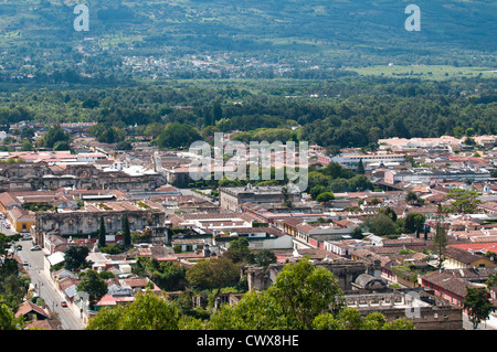 Vue aérienne paysage urbain, toits de Antigua, Guatemala, à partir de la croix sur la colline du parc, site du patrimoine mondial de l'UNESCO, l'Amérique centrale. Banque D'Images