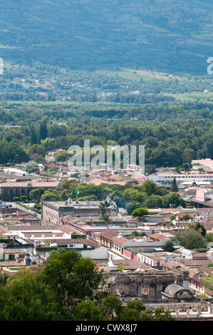 Vue aérienne paysage urbain, toits de Antigua, Guatemala, à partir de la croix sur la colline du parc, site du patrimoine mondial de l'UNESCO, l'Amérique centrale. Banque D'Images