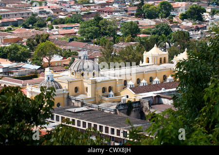 Vue aérienne paysage urbain, toits de Antigua, Guatemala, à partir de la croix sur la colline du parc, site du patrimoine mondial de l'UNESCO, l'Amérique centrale. Banque D'Images