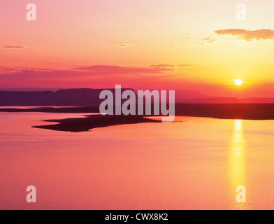 Lever du soleil sur le Lac Powell, Wahweap Bay area. Le nord de l'Arizona/Utah frontière. Page, Arizona. Banque D'Images