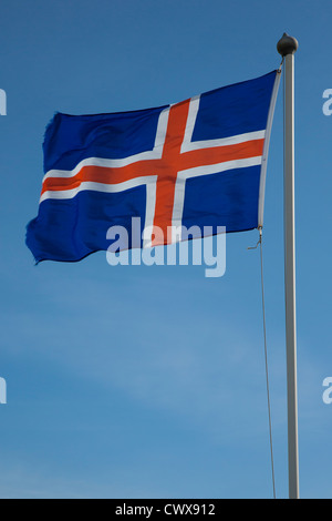 Le drapeau de l'Islande sur un mât Banque D'Images