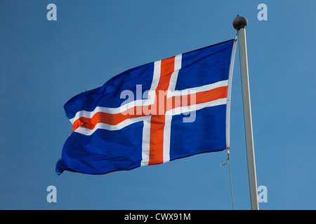 Le drapeau de l'Islande sur un mât Banque D'Images