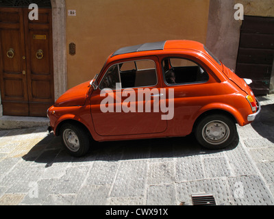 Une vieille Fiat 500 à Montepulciano, Toscane, Toscane, Italie, Banque D'Images