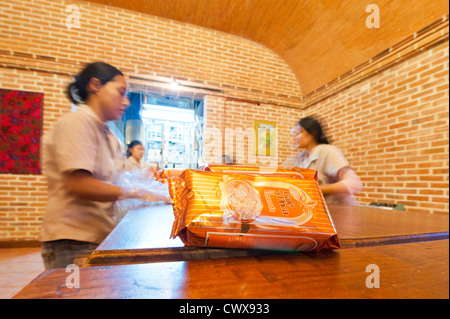 Les travailleuses de l'usine de production d'emballages de grains de café dans la propriété de café Filadelfia R. Dalton Coffee Company, Antigua, Guatemala. Banque D'Images