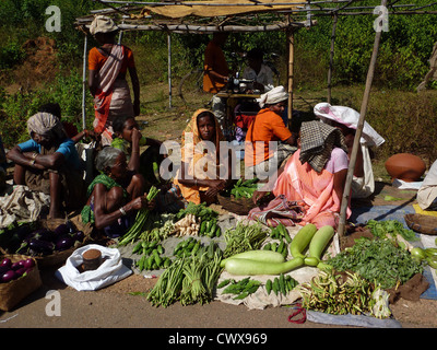 L'Orissa, Inde - Nov 11 -femmes tribales vendent des légumes au marché hebdomadaire le Nov 1, 2009 dans l'Orissa en Inde Banque D'Images