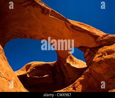 Spider Web Arch sur la Réserve Navajo de Monument Valley Tribal Park. AZ/UT Banque D'Images