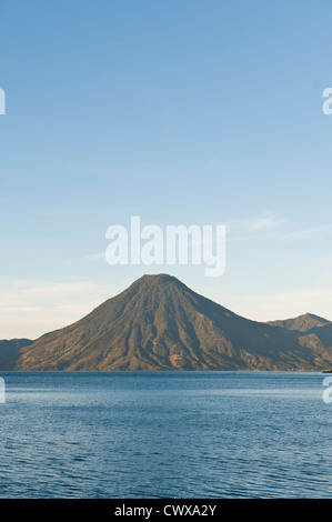Volcan Toliman et Lago de Atitlan, Lac Atitlan, à partir de hôtel Atitlan, San Juan La Laguna, Guatemala. Banque D'Images