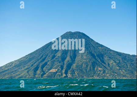 Volcan Toliman et Lago de Atitlan, Lac Atitlan, à partir de hôtel Atitlan, San Juan La Laguna, Guatemala. Banque D'Images