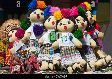 Guatemala, Santiago Atitlan. Boutique de souvenirs avec des poupées et l'artisanat Santiago Atitlan, lac Atitlan, Guatemala. Banque D'Images