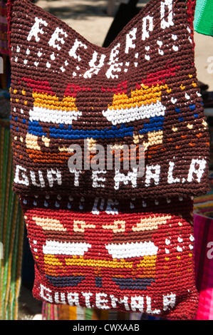 Guatemala, Santiago Atitlan. Des sacs en tissu de souvenirs à Santiago Atitlan, lac Atitlan, Guatemala. Banque D'Images