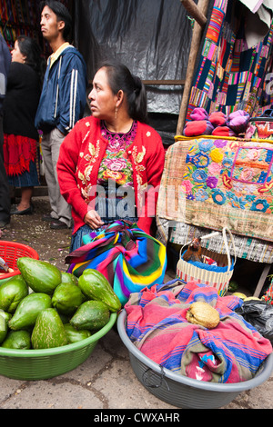 Vendeur de fruits et légumes sur le marché local, Chichicastenango, Guatemala. Banque D'Images