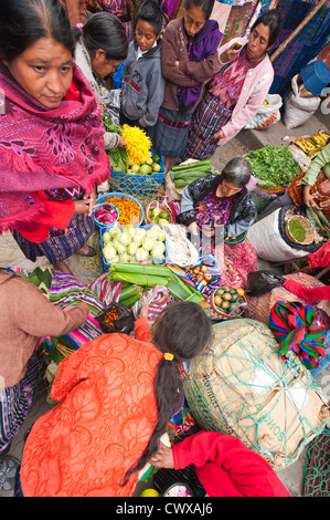 Vendeur de fruits et légumes sur le marché local, Chichicastenango, Guatemala. Banque D'Images