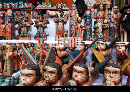 Les sculptures en bois des statues dans le marché local, Chichicastenango, Guatemala. Banque D'Images