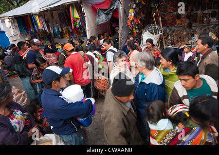 Clients mystères de marché local, Chichicastenango, Guatemala. Banque D'Images