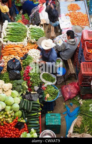Les vendeurs de légumes à l'intérieur du marché de rue locaux, Chichicastenango, Guatemala. Banque D'Images