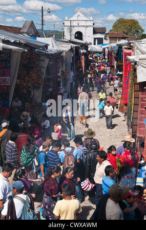 Les gens dans votre marché local, Chichicastenango, Guatemala. Banque D'Images