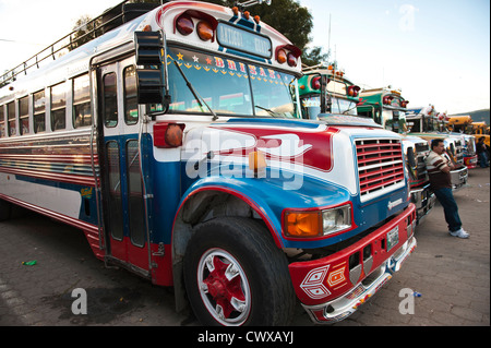 Guatemala, Antigua. Les bus de poulet à la gare routière principale. Banque D'Images