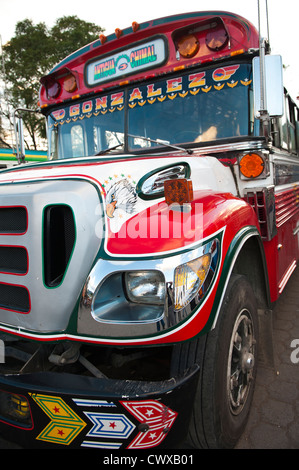Guatemala, Antigua. Les bus de poulet à la gare routière principale. Banque D'Images