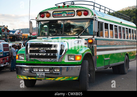 Guatemala, Antigua. Les bus de poulet à la gare routière principale. Banque D'Images