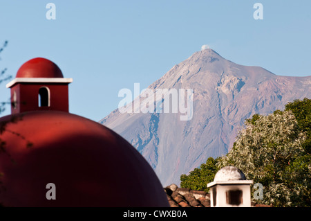 Guatemala, Antigua. Volcan Fuego en dehors d'Antigua, Guatemala. Banque D'Images