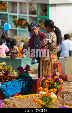 La décoration des tombes, Fête des Morts, Dia de los Muertos, cérémonie au cimetière, Santiago Sacatepequez, Guatemala. Banque D'Images