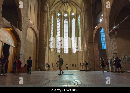 Perpignan, France, touristes visitant Inside Expositions, à Visa pour l'image, Festival International de Photographie photojournaliste, dans la Vieille Eglise, LE COUVENT DES DOMINICAINS Banque D'Images