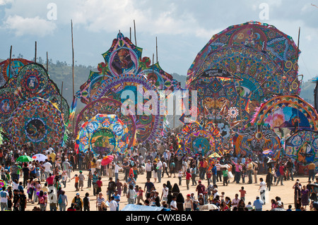 Kites ou barriletes sur fête Des Morts, Dia de los Muertos, cérémonie au cimetière de Sumpango, Guatemala, Amérique centrale. Banque D'Images