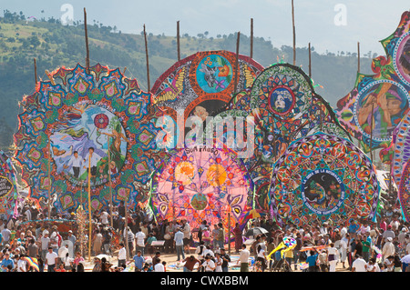 Kites ou barriletes sur fête Des Morts, Dia de los Muertos, cérémonie au cimetière de Sumpango, Guatemala, Amérique centrale. Banque D'Images