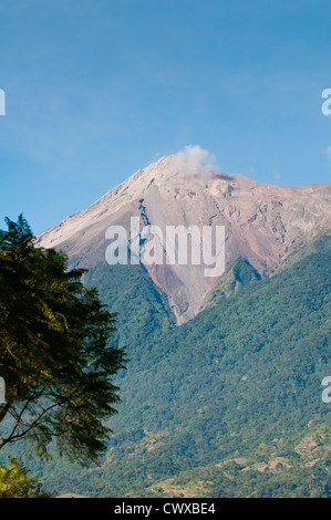 Un volcan Fuego de fumer à l'extérieur d'Antigua, Guatemala. Banque D'Images