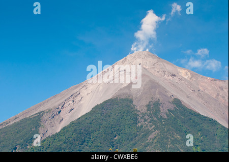 Un volcan Fuego de fumer à l'extérieur d'Antigua, Guatemala. Banque D'Images