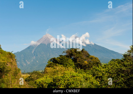 Un volcan Fuego de fumer à l'extérieur d'Antigua, Guatemala. Banque D'Images