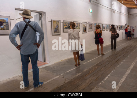 Perpignan, France, touristes admirant l'art dans les expositions, à Visa pour l'image, Festival international de la photographie photojournaliste, les gens regardant l'art dans les galeries d'art. Banque D'Images