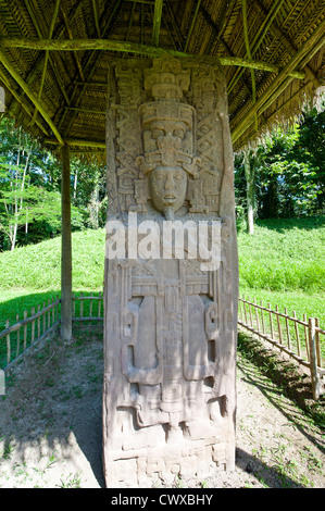 La stèle stèles petroglyph comprimé dans le parc archéologique de Quirigua, Site du patrimoine mondial de l'UNESCO, au Guatemala, en Amérique centrale. Banque D'Images
