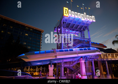 Faites glisser le monorail, la piscine, Disneyland, Anaheim, Californie Banque D'Images