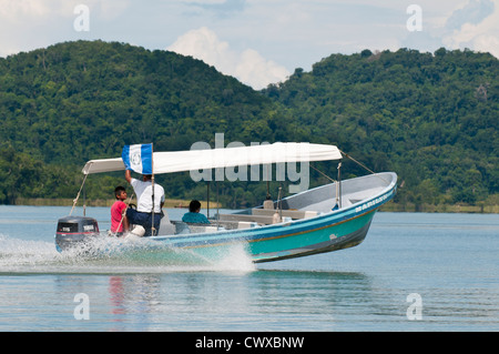 Le Guatemala, le lac Izabal. Taxi de l'eau de bateaux de vitesse sur le lac Izabal Lago de Izabal, Guatemala. Banque D'Images