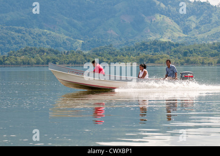 Le Guatemala, le lac Izabal. garifuna autochtones en taxi de l'eau de bateaux de vitesse sur le lac Izabal Lago de Izabal, Guatemala. Banque D'Images