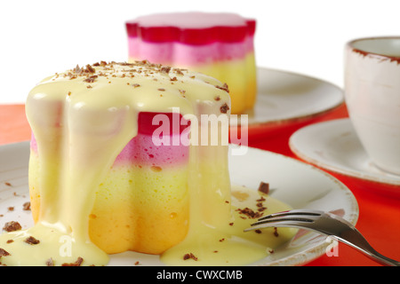 Petits gâteaux colorés péruvien appelé Torta Helada en forme de fleur avec la crème à la vanille et copeaux de chocolat Banque D'Images