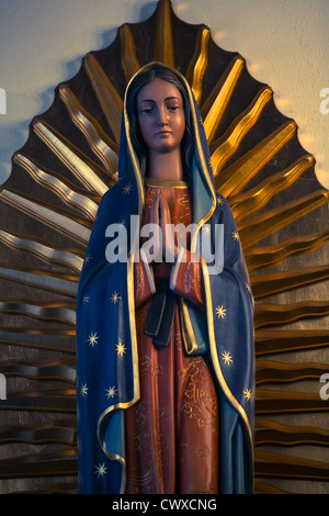 Statue de la Vierge Marie dans une cathédrale à Austin, Texas Banque D'Images