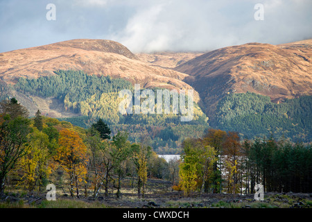 Highland hills sur les rives du Loch Lochy sur un jour d'automne orageux. Banque D'Images