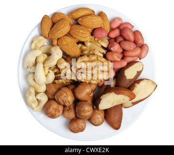 Arachides, noix de cajou, amandes, noix, noix du Brésil et les noisettes sur un fond blanc, isolé Banque D'Images