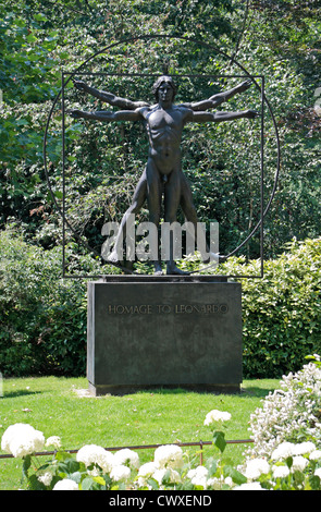 'L'homme de Vitruve" sculpture par Enzo Plazzotta, dans Belgrave Square, London, UK. Banque D'Images