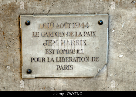 Paris, France. Plaque commémorative. '19 août 1944 le gardien de la paix, Jem Harrix, (Jean Harris) est tombé ici pour la libération de Paris' Banque D'Images